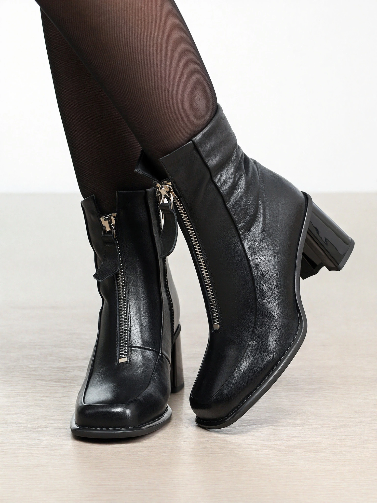 Ботильоны черного цвета с декоративной молнией на высоком каблуке